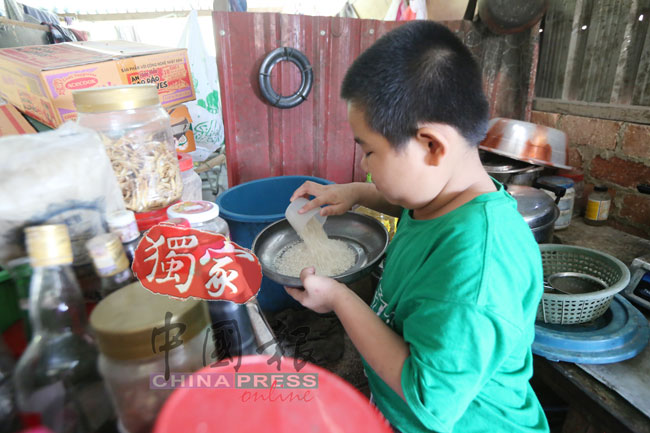 由于受到环境压迫，小志俊年纪虽小，已懂得淘米烧饭及做家务。