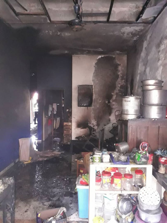 住宅厨房墙壁被火烧得焦黑。
