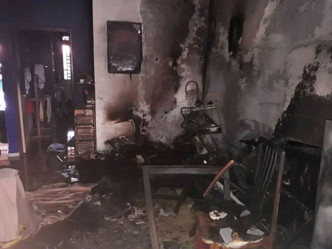 屋内其他部分也被大火熏黑。