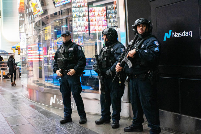 纽约警察局反恐部队周五驻守时报广场。（法新社）