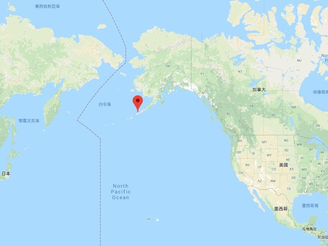 美国阿拉斯加州阿留申群岛希沙尔丁火山（红点处）周五爆发，阿拉斯加火山观测所表示，火山喷发的灰烬直冲逾2万英尺（约6096公尺）高空，甚至可能达2万4000英尺（约7315公尺）。