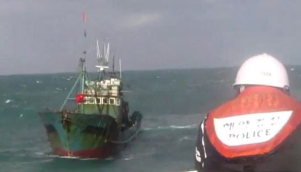 大韩民国海洋警察厅今（4日）扣押1艘越境捕捞的中国船只与7名中国船员，另有22艘渔船被驱逐。图为韩国海洋警察厅过去向中国渔船鸣枪警告的场景。（欧新社）