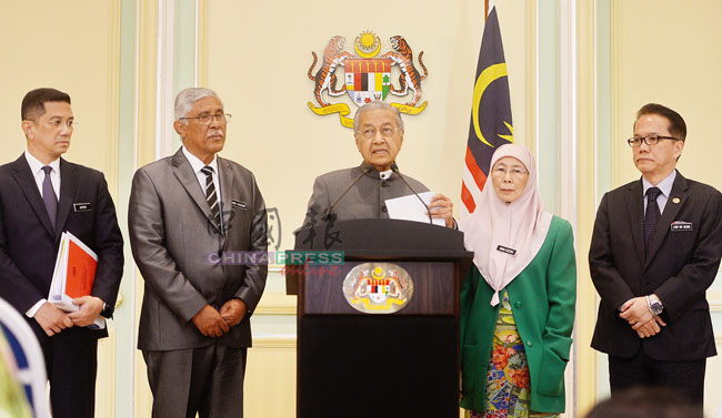 马哈迪（中）在主持内阁反贪特别委员会会议后，在首相署召开记者会，向媒体交代周二会议的内容；左起为阿兹敏、阿布卡欣、旺阿兹莎和刘伟强。