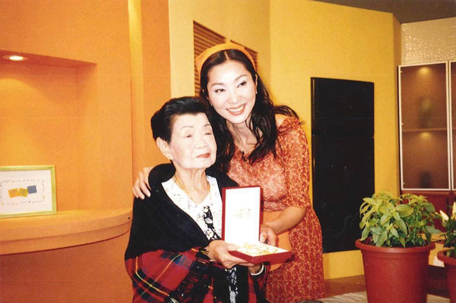 陈美凤分享和养母的合照。