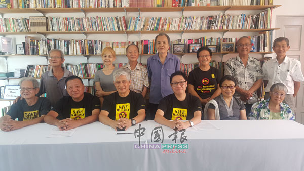 拯救大马委员会理事及支持者，期待吉隆坡高庭为他们伸张正义，坐者左起林绍桃、欧大富、陈文德、徐盛鹏、余秀芳及林米雪。