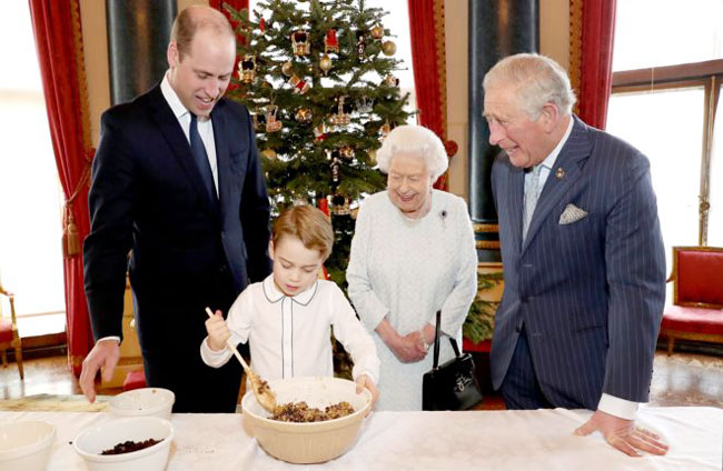 英国女王和三位继承人一起做圣诞布丁，其乐融融。