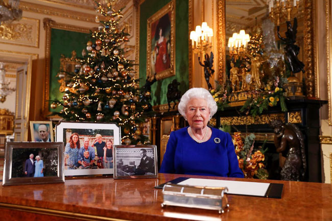 女王发表圣诞贺词，桌上照片没有哈里一家。