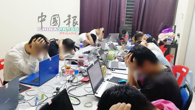 17名中国籍男女及一名本地华裔男子涉及操作非法网络赌博中心，被警方逮捕。
