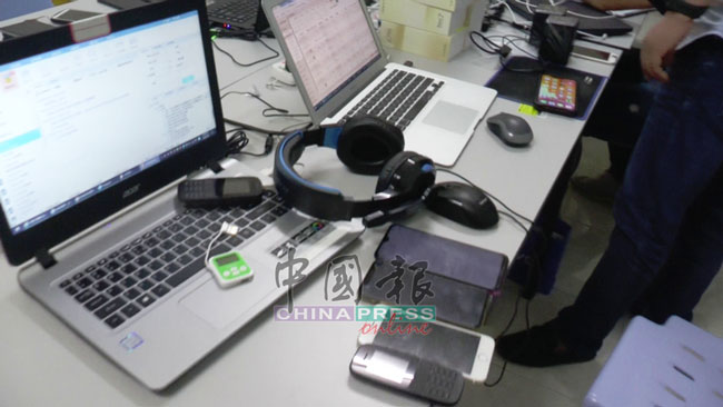 警方起获多台电脑和智能手机。