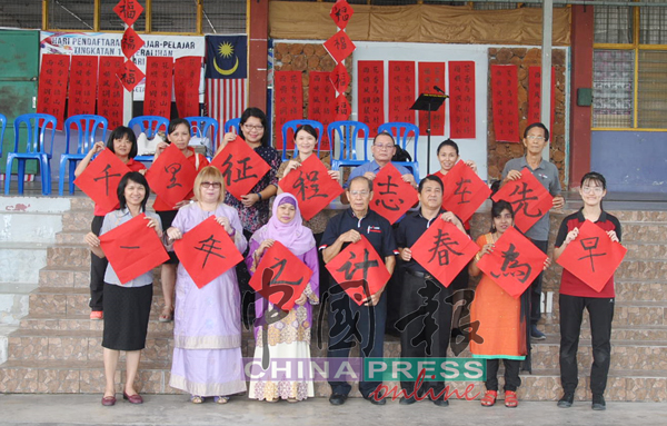 家教协会主席莎丽华蒂（前左2起）、校长再娜、黄有为、王明清等人以及华文学会负责老师向大家拜年。