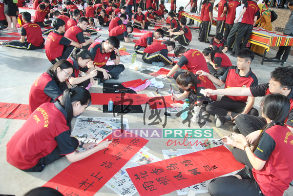 吉打里中学华文学会在校园主办挥春活动，校内一片红彤彤，充满新春气息。