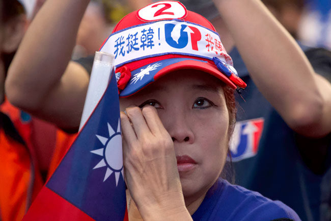 一名支持者得知韩国瑜的选情落后，不禁担忧黯然落泪。（美联社）