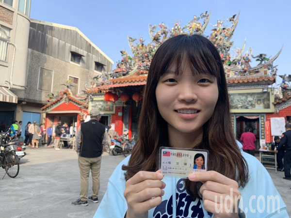 杨旻融周六20岁生日，开心完成人生第一次投票。