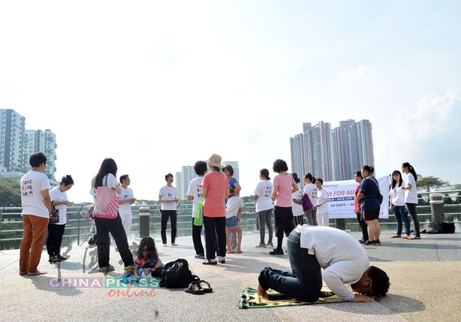 尽管其他参与者已经完成了各自的祈祷仪式，万莫哈末拉兹夫丁（前）依然诚恳向上苍祈祷，不受他人影响。