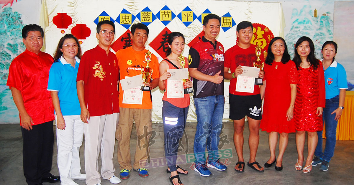 张聒翔（左6）颁奖给成人组前3名，右4为冠军李镇宇，季军李永耀（左4起）及亚军卢祎文。