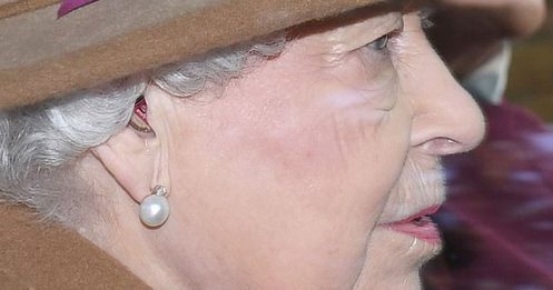 英女王戴助听器 93岁真的老了