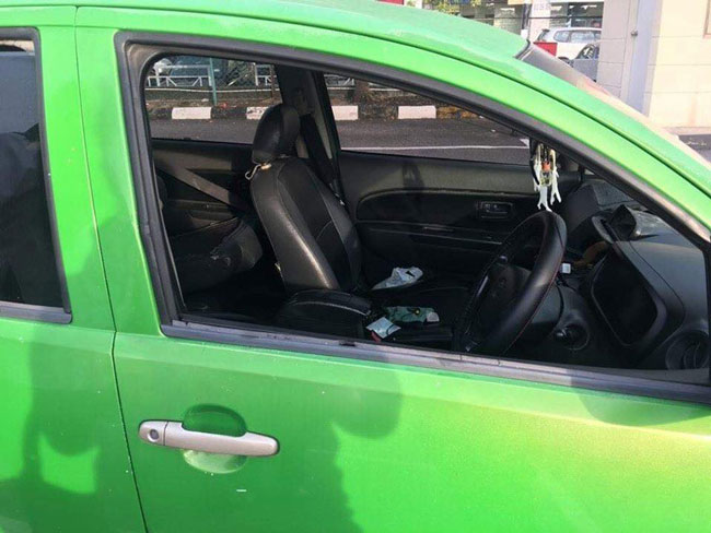 匪徒砸破车窗，偷走车内财物。
