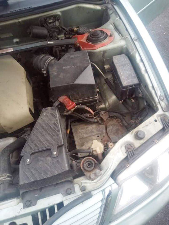 匪徒连车子的引擎零件也不放过。