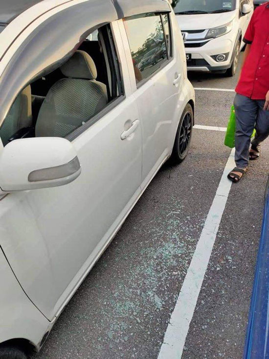 匪徒砸破车窗，偷走车内财物。
