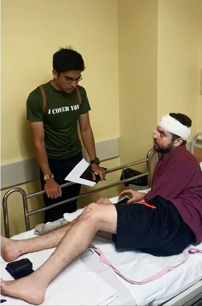 赛沙迪（左）在医院探望受伤的英籍国际羽联技术官员威廉汤姆斯。