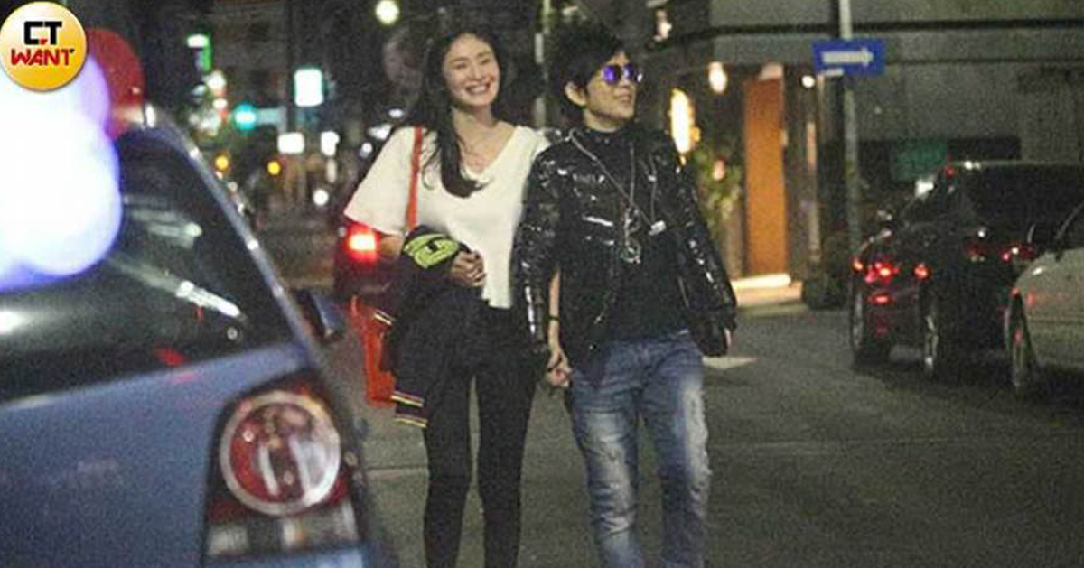 潘美辰与长相张柏芝的嫩妹十指紧扣。(图/中时)