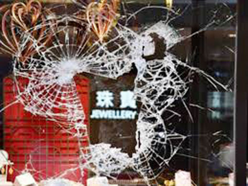 某珠宝店玻璃被砸。