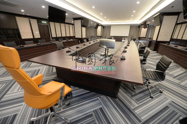 部长与国会议员办公室大厦内也有3间大型的会议室，以让各部长或国会特别遴选委员会使用召开会议。