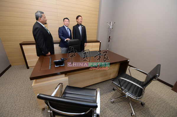 倪可敏（中）在DKLS工业执行董事拿督陈培宝（右）陪同下，参观部长办公室。