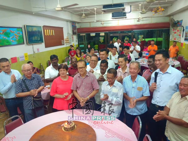 众人为叶运华（前排左4）庆祝62岁生日。