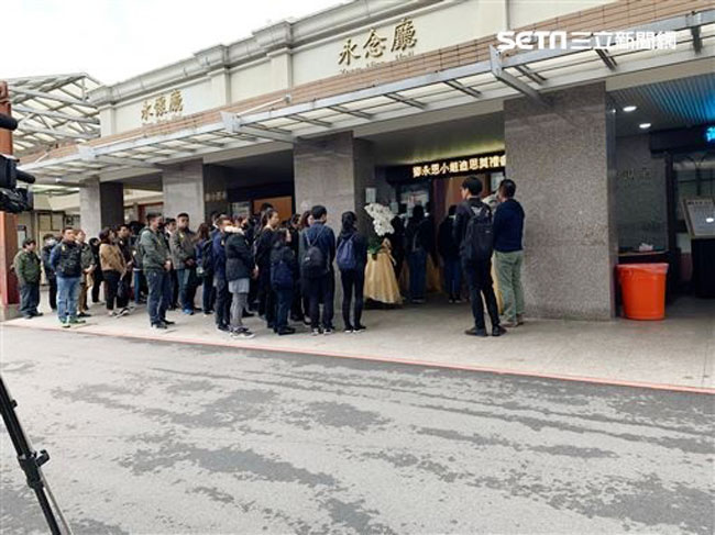 家属在台北市第一殡仪馆为邓永恩举办告别式。