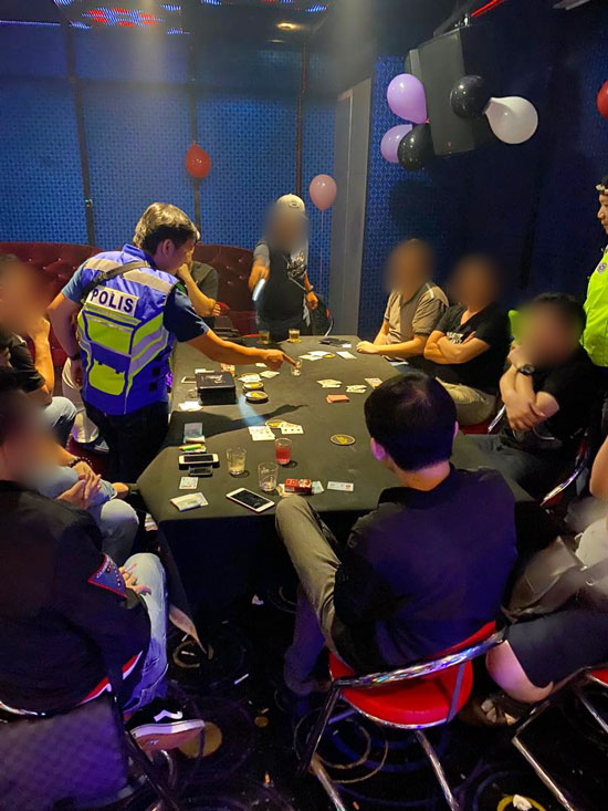 警方正在盘查落网的赌客。
