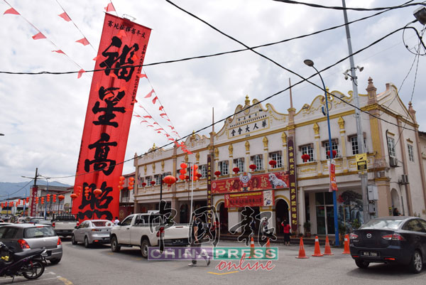 红彤彤的“福星高照”祝福语悬挂在文冬华人大会堂前的文化街。
