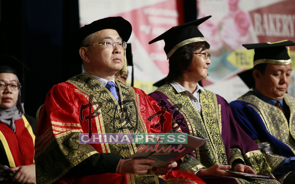 魏家祥（左2）出席拉曼技职学院第23届毕业典礼。