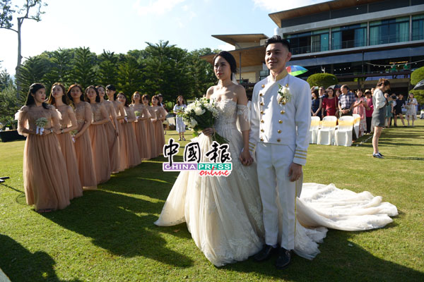 大马歌手李吉汉与圈外女友柯淑铭在户外进行结婚仪式。