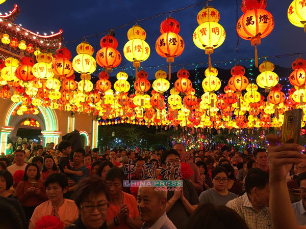 周日晚极乐寺进行亮灯仪式，吸引逾千名善信前来参与其盛。