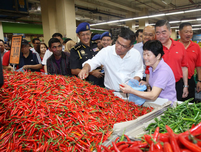 赛夫丁纳苏迪安（前排右2）与民众一同选购红辣椒。