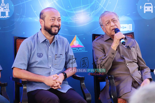 马哈迪（右）在浮罗交怡出席大马5G展示计划记者会上，回应提问。左为吉打州务大臣慕克里兹。