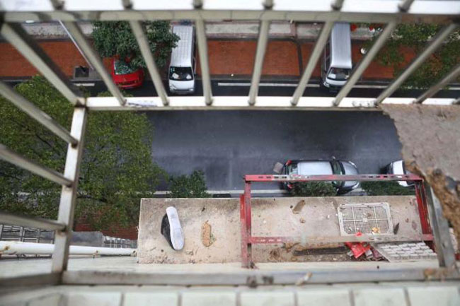 窗边剩下女子的一只鞋子。