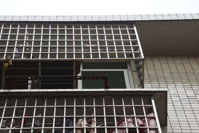 女子擦窗时坠落5楼。