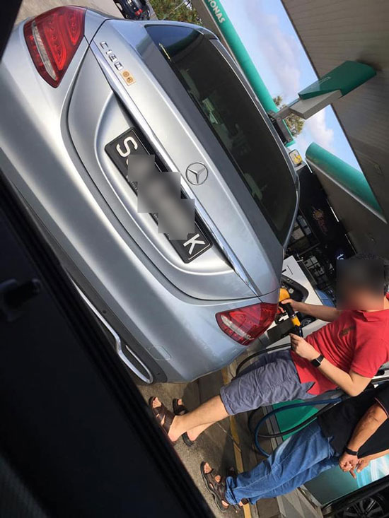一辆新加坡注册轿车被人拍到添加RON95汽油。