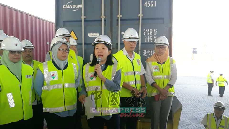 杨美盈（右3）指出，尚有110个来自9个国家的洋垃圾集装箱，仍扣押在国内3个港口待遗返。