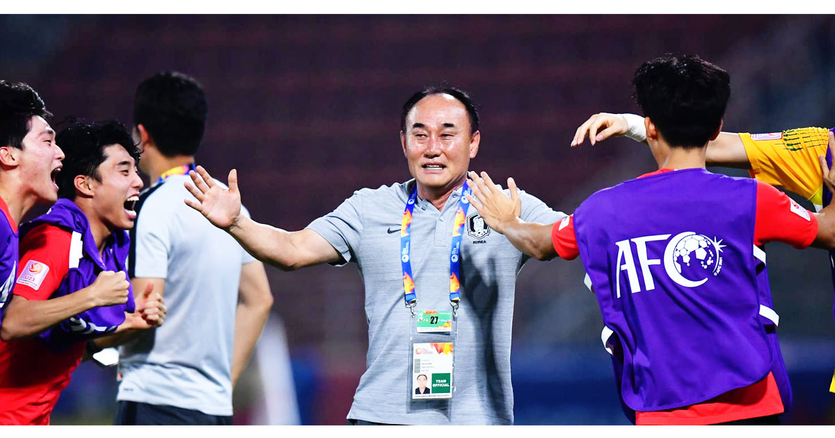 韩国队主帅金鹤范（中）与队员们一起庆祝胜利。（亚洲足协官网图）