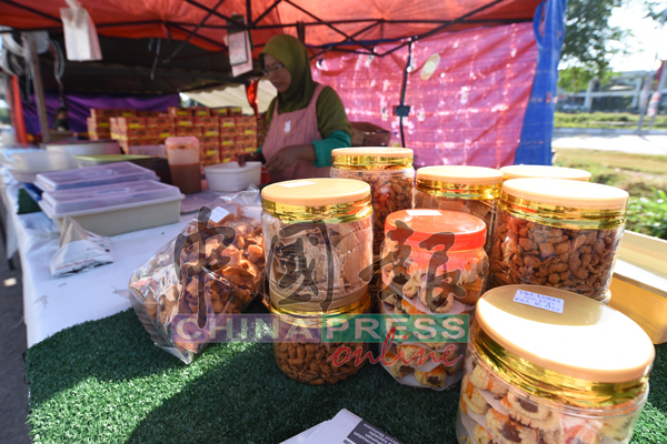 配合农历新年，仄玛哈妮的椰浆饭档口也卖起年饼来。