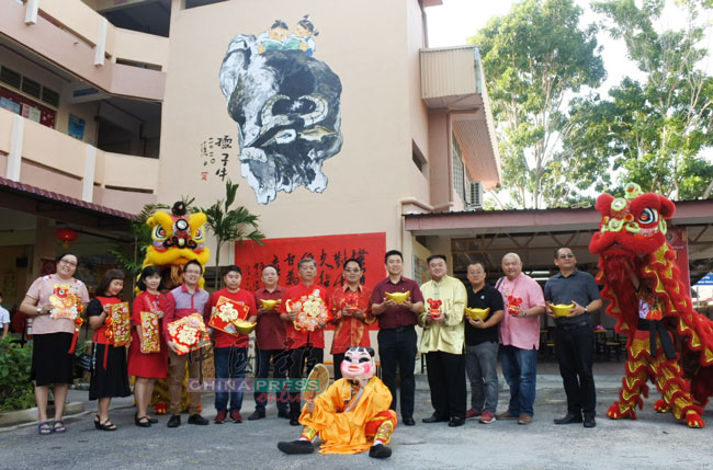 培二小学三机构成员为《孺子牛》壁画主持剪彩开幕。