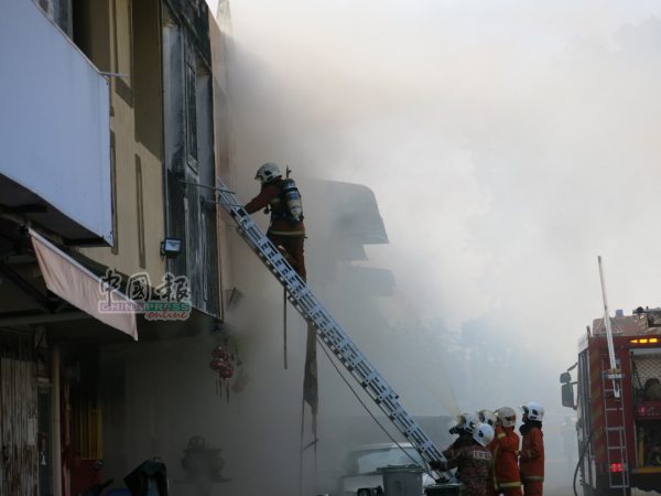 消拯人员耗用1小时30分钟的时间，将火势扑灭。