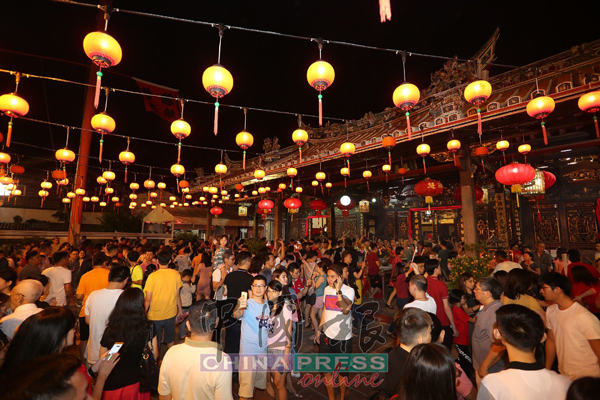 逾5000名国内外游客及游子涌往青云亭抢头香，盼在金鼠年抢到好彩头。