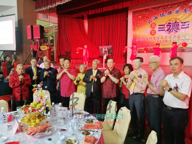 槟州行政议员孙意志（右起）、彭文宝、李记汶、周玉清、林冠英、吴清辉等，向出席者拜年。