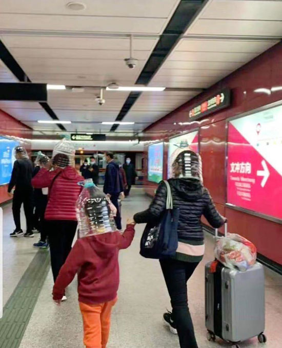 有中国民众外出至人群密集地区时，全家戴上自制防护面罩。
