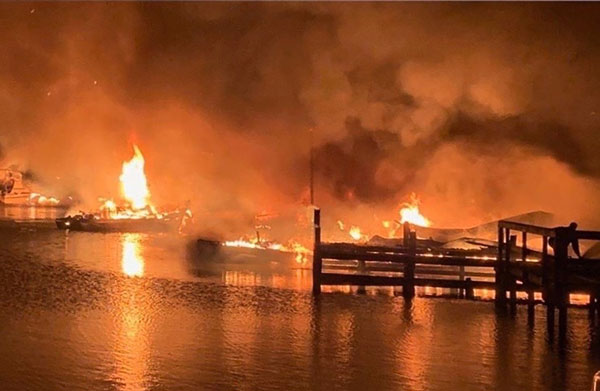 码头被大火吞噬，数十艘游艇也同被烧毁。（美联社）