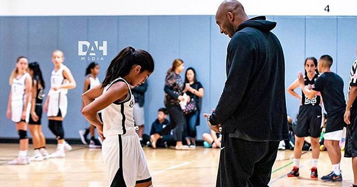 吉安娜（左）是柯比四千金中篮球天赋最好的，因此栽培她 进入WNBA，是柯比最大的心愿，但是命运却和俩父女开了一个玩笑。